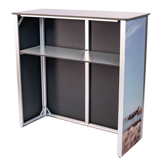 Klappbarer Messestand aus Aluminium mit Regal.