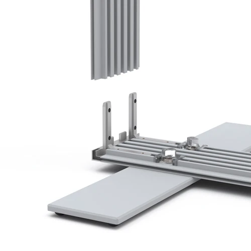 Montage eines Regals mit Aluminiumteilen sichtbar