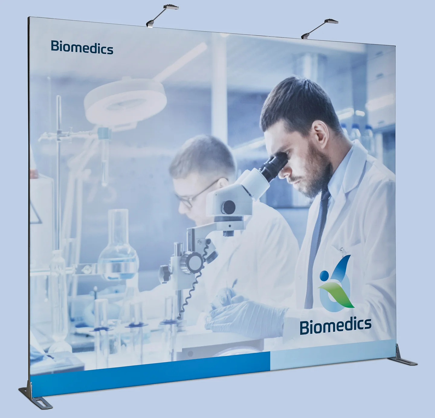 Wissenschaftler am Mikroskop im Labor