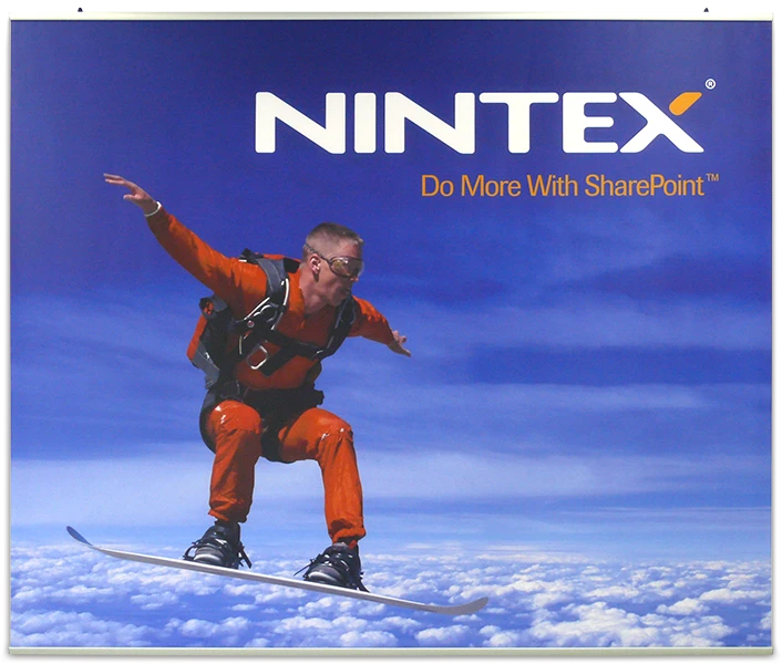 Frontlit-Banner mit Banner-Profil-Set, bedruckt mitFallschirmspringer auf Snowboard über Wolken