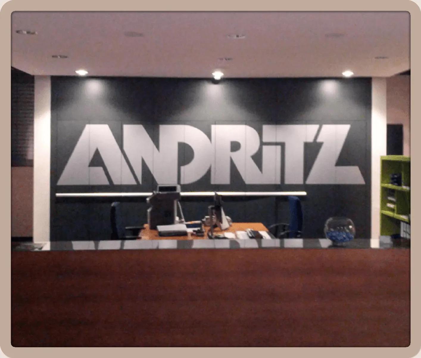 Empfangsbereich mit Andritz-Logo- Selbstklebefolie