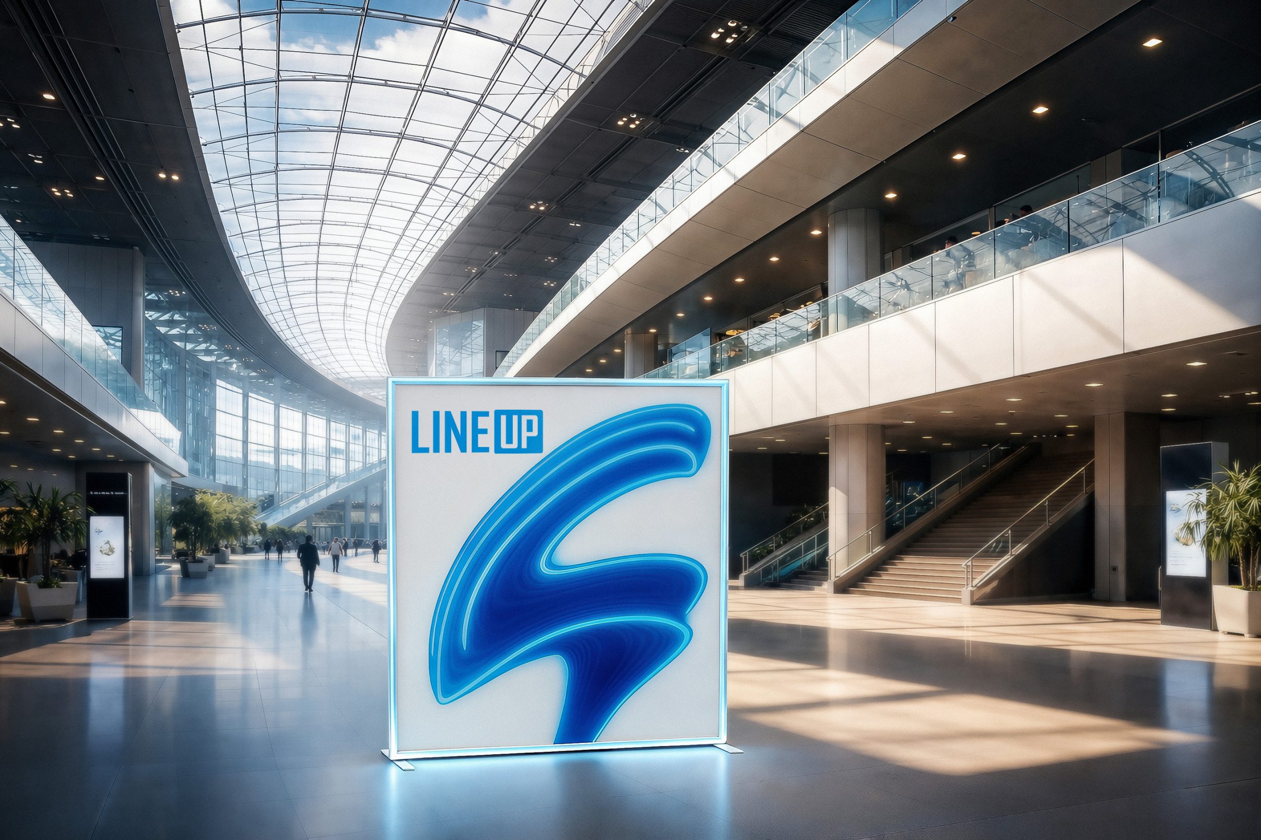 Großes beleuchtetes Schild mit 'LINE UP' Logo in moderner Halle.