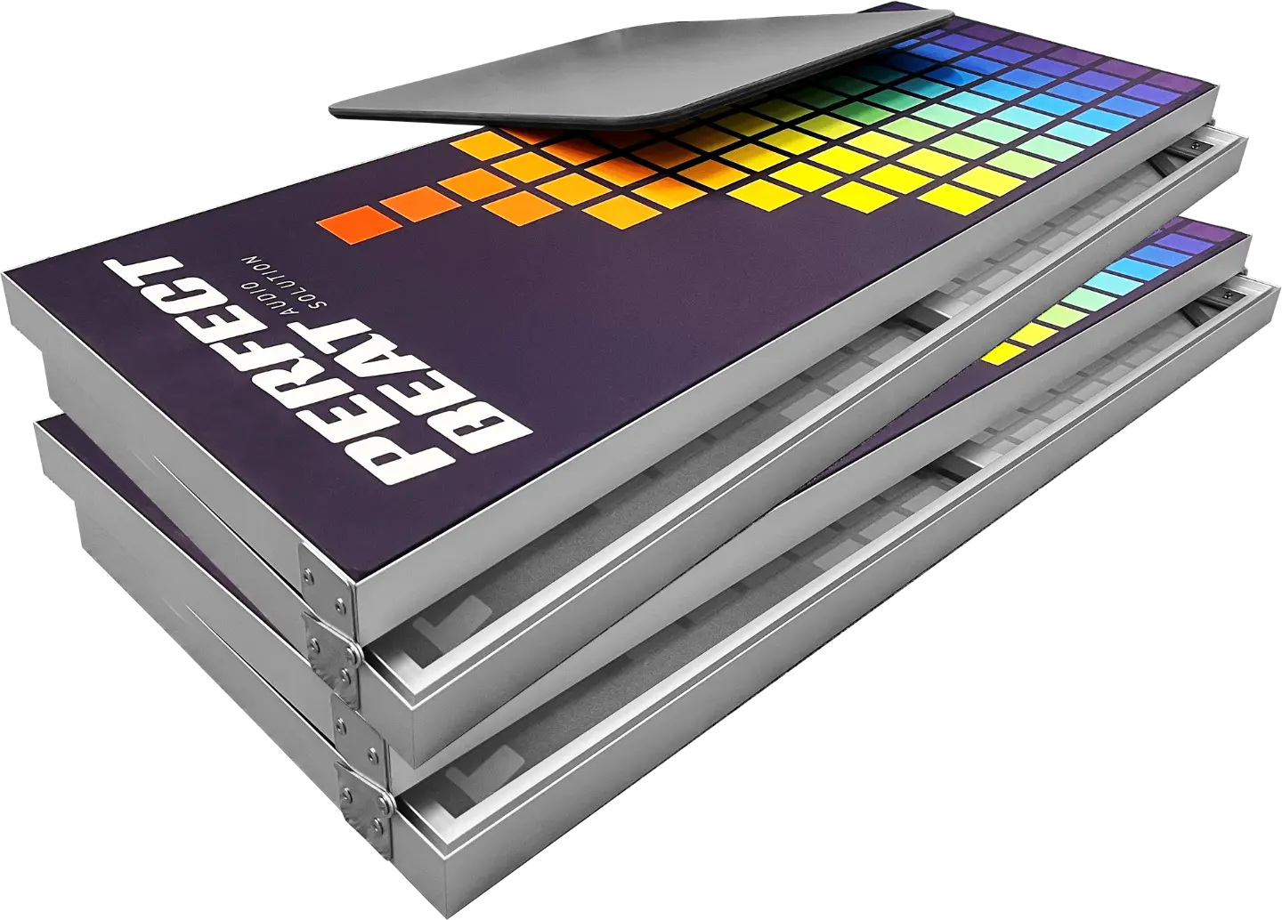 Drei gestapelte Perfect Beat Audio Paneele mit farbigem Equalizer-Design.