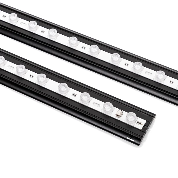 Zwei schwarze LED-Leisten mit Linsenoptik auf weißem Hintergrund.