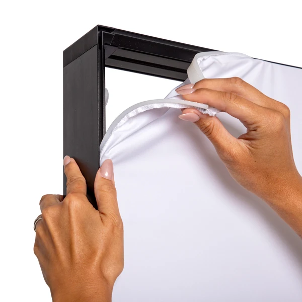 Einsetzen eines weißen Stoffbanners in einen schwarzen Aluminiumrahmen.